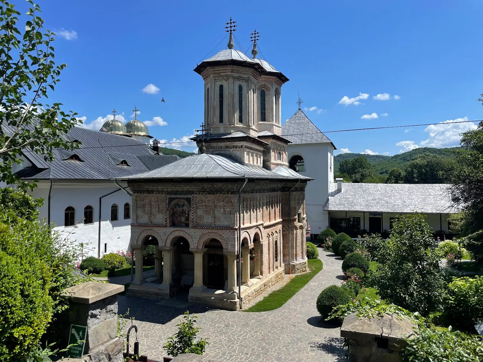 Mănăstirea Dintr-un Lemn 2