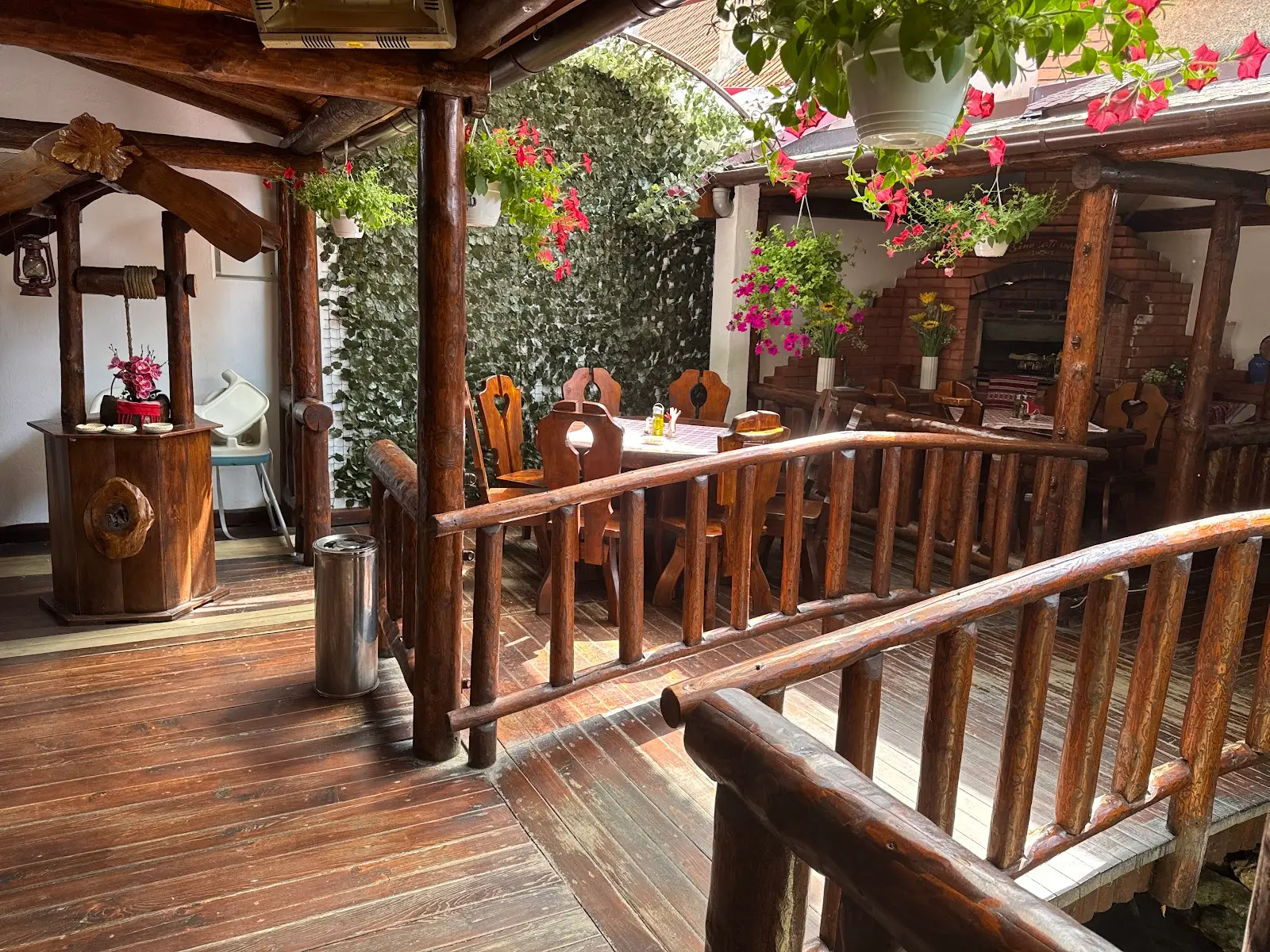 Restaurant Casa Rozelor Zărnești 3